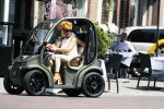 Amsterdam 26 juni 2017 
Connie Witteman en haar verloofde Eugene v Dun in hun gepimpte wagentje / karretje in Amsterdam zuid.