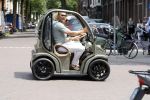 Amsterdam 26 juni 2017 
Connie Witteman en haar verloofde Eugene v Dun in hun gepimpte wagentje / karretje in Amsterdam zuid.