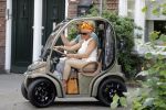 Amsterdam 26 juni 2017 
Connie Witteman en haar verloofde Eugene v Dun in hun gepimpte wagentje / karretje in Amsterdam zuid.