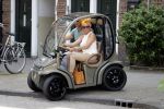 Amsterdam 26 juni 2017 
Connie Witteman en haar verloofde Eugene v Dun in hun gepimpte wagentje / karretje in Amsterdam zuid.