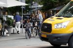 Amsterdam 26 juni 2017
Doutzen Kroes en Sunnery James fietsend met hun kinderen PHyllon en Myllena