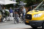 Amsterdam 26 juni 2017
Doutzen Kroes en Sunnery James fietsend met hun kinderen PHyllon en Myllena