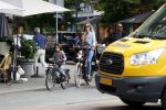 Amsterdam 26 juni 2017
Doutzen Kroes en Sunnery James fietsend met hun kinderen PHyllon en Myllena