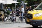 Amsterdam 26 juni 2017
Doutzen Kroes en Sunnery James fietsend met hun kinderen PHyllon en Myllena
