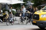 Amsterdam 26 juni 2017
Doutzen Kroes en Sunnery James fietsend met hun kinderen PHyllon en Myllena