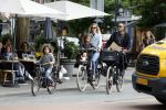 Amsterdam 26 juni 2017
Doutzen Kroes en Sunnery James fietsend met hun kinderen PHyllon en Myllena
