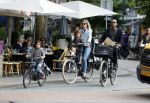 Amsterdam 26 juni 2017
Doutzen Kroes en Sunnery James fietsend met hun kinderen PHyllon en Myllena