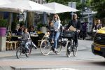 Amsterdam 26 juni 2017
Doutzen Kroes en Sunnery James fietsend met hun kinderen PHyllon en Myllena