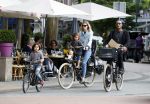 Amsterdam 26 juni 2017
Doutzen Kroes en Sunnery James fietsend met hun kinderen PHyllon en Myllena