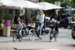 Amsterdam 26 juni 2017
Doutzen Kroes en Sunnery James fietsend met hun kinderen PHyllon en Myllena