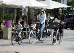 Amsterdam 26 juni 2017
Doutzen Kroes en Sunnery James fietsend met hun kinderen PHyllon en Myllena
