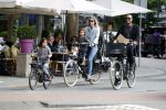 Amsterdam 26 juni 2017
Doutzen Kroes en Sunnery James fietsend met hun kinderen PHyllon en Myllena
