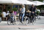 Amsterdam 26 juni 2017
Doutzen Kroes en Sunnery James fietsend met hun kinderen PHyllon en Myllena
