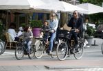 Amsterdam 26 juni 2017
Doutzen Kroes en Sunnery James fietsend met hun kinderen PHyllon en Myllena