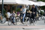 Amsterdam 26 juni 2017
Doutzen Kroes en Sunnery James fietsend met hun kinderen PHyllon en Myllena
