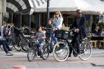 Amsterdam 26 juni 2017
Doutzen Kroes en Sunnery James fietsend met hun kinderen PHyllon en Myllena