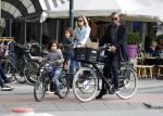 Amsterdam 26 juni 2017
Doutzen Kroes en Sunnery James fietsend met hun kinderen PHyllon en Myllena
