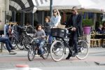 Amsterdam 26 juni 2017
Doutzen Kroes en Sunnery James fietsend met hun kinderen PHyllon en Myllena