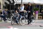 Amsterdam 26 juni 2017
Doutzen Kroes en Sunnery James fietsend met hun kinderen PHyllon en Myllena