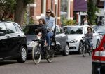 Amsterdam 26 juni 2017
Doutzen Kroes en Sunnery James fietsend met hun kinderen PHyllon en Myllena