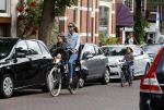 Amsterdam 26 juni 2017
Doutzen Kroes en Sunnery James fietsend met hun kinderen PHyllon en Myllena