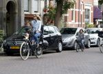 Amsterdam 26 juni 2017
Doutzen Kroes en Sunnery James fietsend met hun kinderen PHyllon en Myllena