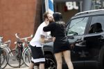 Amsterdam Vinkeveen 20 juni 2017
Roxeanne Hazes brengt haar verloofde Erik Zwennes naar het station. Roxeanne draagt een T shirt met dochter van Dre opschrift.