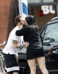 Amsterdam Vinkeveen 20 juni 2017
Roxeanne Hazes brengt haar verloofde Erik Zwennes naar het station. Roxeanne draagt een T shirt met dochter van Dre opschrift.