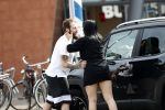 Amsterdam Vinkeveen 20 juni 2017
Roxeanne Hazes brengt haar verloofde Erik Zwennes naar het station. Roxeanne draagt een T shirt met dochter van Dre opschrift.