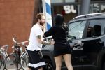 Amsterdam Vinkeveen 20 juni 2017
Roxeanne Hazes brengt haar verloofde Erik Zwennes naar het station. Roxeanne draagt een T shirt met dochter van Dre opschrift.