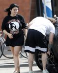 Amsterdam Vinkeveen 20 juni 2017
Roxeanne Hazes brengt haar verloofde Erik Zwennes naar het station. Roxeanne draagt een T shirt met dochter van Dre opschrift.