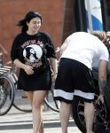 Amsterdam Vinkeveen 20 juni 2017
Roxeanne Hazes brengt haar verloofde Erik Zwennes naar het station. Roxeanne draagt een T shirt met dochter van Dre opschrift.