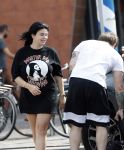 Amsterdam Vinkeveen 20 juni 2017
Roxeanne Hazes brengt haar verloofde Erik Zwennes naar het station. Roxeanne draagt een T shirt met dochter van Dre opschrift.