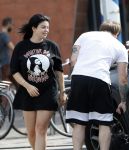 Amsterdam Vinkeveen 20 juni 2017
Roxeanne Hazes brengt haar verloofde Erik Zwennes naar het station. Roxeanne draagt een T shirt met dochter van Dre opschrift.
