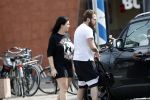 Amsterdam Vinkeveen 20 juni 2017
Roxeanne Hazes brengt haar verloofde Erik Zwennes naar het station. Roxeanne draagt een T shirt met dochter van Dre opschrift.