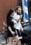 Amsterdam Vinkeveen 20 juni 2017
Roxeanne Hazes brengt haar verloofde Erik Zwennes naar het station. Roxeanne draagt een T shirt met dochter van Dre opschrift.