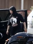 Amsterdam Vinkeveen 20 juni 2017
Roxeanne Hazes brengt haar verloofde Erik Zwennes naar het station. Roxeanne draagt een T shirt met dochter van Dre opschrift.