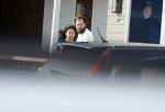 Amsterdam Vinkeveen 20 juni 2017
Roxeanne Hazes brengt haar verloofde Erik Zwennes naar het station. Roxeanne draagt een T shirt met dochter van Dre opschrift.