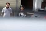 Amsterdam Vinkeveen 20 juni 2017
Roxeanne Hazes brengt haar verloofde Erik Zwennes naar het station. Roxeanne draagt een T shirt met dochter van Dre opschrift.