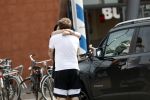 Amsterdam Vinkeveen 20 juni 2017
Roxeanne Hazes brengt haar verloofde Erik Zwennes naar het station. Roxeanne draagt een T shirt met dochter van Dre opschrift.