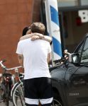 Amsterdam Vinkeveen 20 juni 2017
Roxeanne Hazes brengt haar verloofde Erik Zwennes naar het station. Roxeanne draagt een T shirt met dochter van Dre opschrift.
