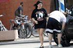 Amsterdam Vinkeveen 20 juni 2017
Roxeanne Hazes brengt haar verloofde Erik Zwennes naar het station. Roxeanne draagt een T shirt met dochter van Dre opschrift.