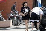 Amsterdam Vinkeveen 20 juni 2017
Roxeanne Hazes brengt haar verloofde Erik Zwennes naar het station. Roxeanne draagt een T shirt met dochter van Dre opschrift.