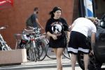 Amsterdam Vinkeveen 20 juni 2017
Roxeanne Hazes brengt haar verloofde Erik Zwennes naar het station. Roxeanne draagt een T shirt met dochter van Dre opschrift.