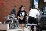Amsterdam Vinkeveen 20 juni 2017
Roxeanne Hazes brengt haar verloofde Erik Zwennes naar het station. Roxeanne draagt een T shirt met dochter van Dre opschrift.