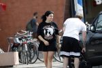 Amsterdam Vinkeveen 20 juni 2017
Roxeanne Hazes brengt haar verloofde Erik Zwennes naar het station. Roxeanne draagt een T shirt met dochter van Dre opschrift.