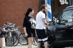 Amsterdam Vinkeveen 20 juni 2017
Roxeanne Hazes brengt haar verloofde Erik Zwennes naar het station. Roxeanne draagt een T shirt met dochter van Dre opschrift.