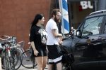 Amsterdam Vinkeveen 20 juni 2017
Roxeanne Hazes brengt haar verloofde Erik Zwennes naar het station. Roxeanne draagt een T shirt met dochter van Dre opschrift.