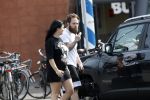 Amsterdam Vinkeveen 20 juni 2017
Roxeanne Hazes brengt haar verloofde Erik Zwennes naar het station. Roxeanne draagt een T shirt met dochter van Dre opschrift.