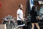 Amsterdam Vinkeveen 20 juni 2017
Roxeanne Hazes brengt haar verloofde Erik Zwennes naar het station. Roxeanne draagt een T shirt met dochter van Dre opschrift.